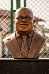 Accra;-Ghana;-Jamestown;-fishing-harbour;-bust;-bronze;-Nana-Addo-Dankwa-Akufo-Addo;-president;-inauguration;-13-September-2024;-Sino-Ghanaian-cooperation;-Chinese-aid;-port-infrastructure;-portrait;-sculpture;-West-Africa;-historic-district;-documentary-photography;-Kaleidos;-Kaleidos-images;-La-parole-à-limage;-Stories-Pictures;-Tarek-Charara